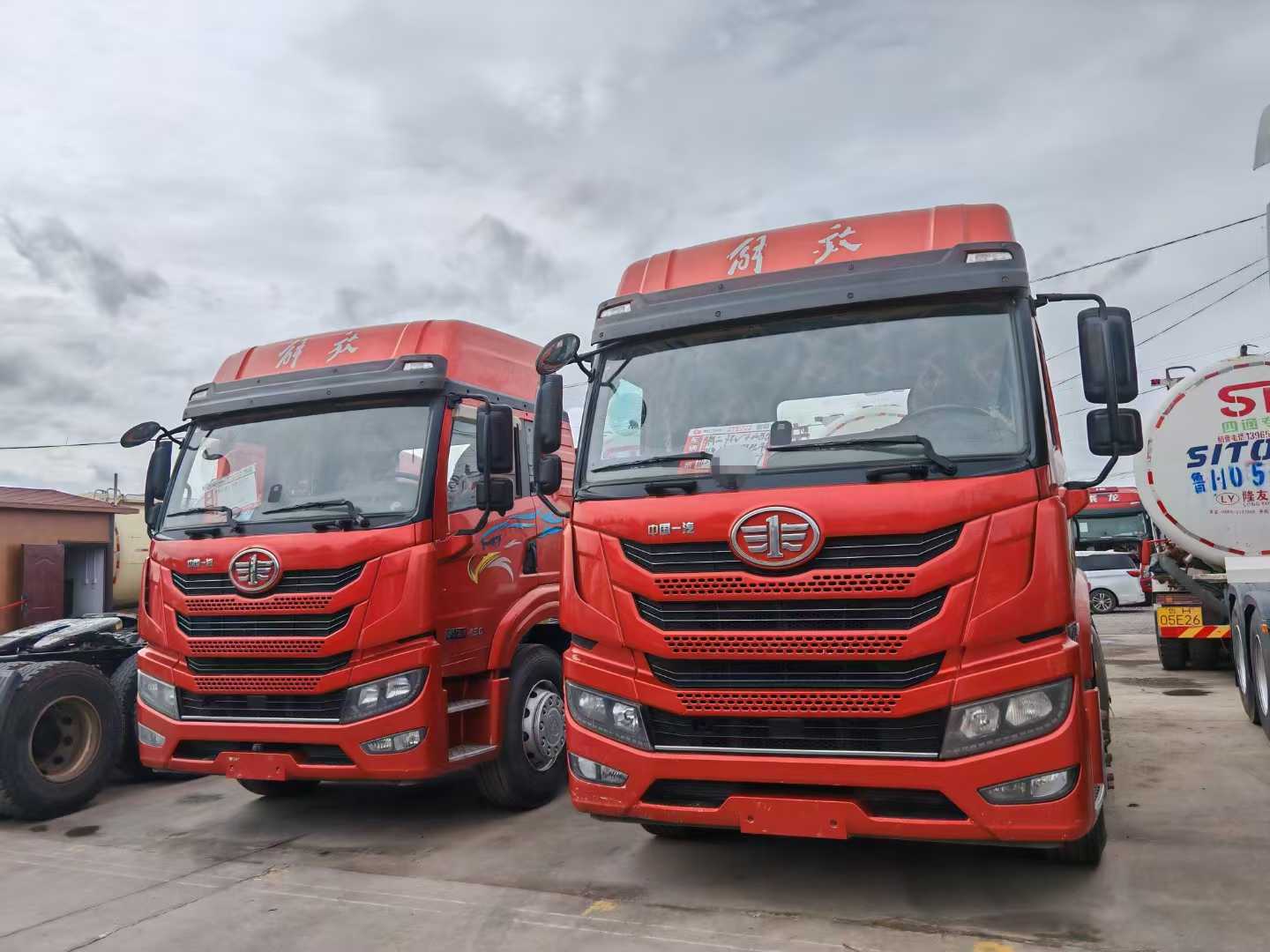 梁山華通二手貨車(chē)市場(chǎng)里的老貨車(chē)情緣：安全行駛 不超載